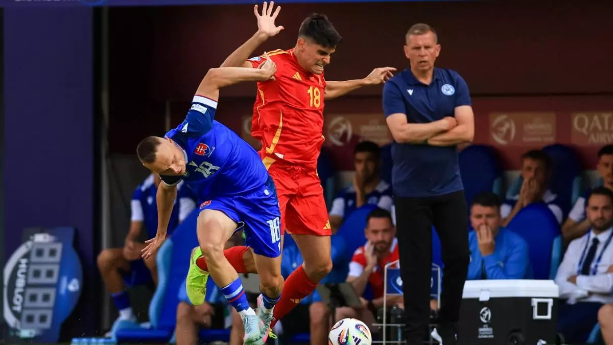 مارتين يعاني من كسر في يده خلال مشاركته مع منتخب إسبانيا تحت 21 سنة.