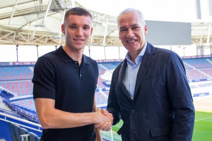 Álex Primo amplía su vinculación con el Levante hasta 2028