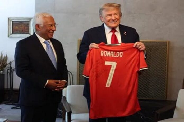 رونالدو يهدي قميصًا موقعًا للرئيس ترامب برسالة “اللعب من أجل السلام”.. فيديو