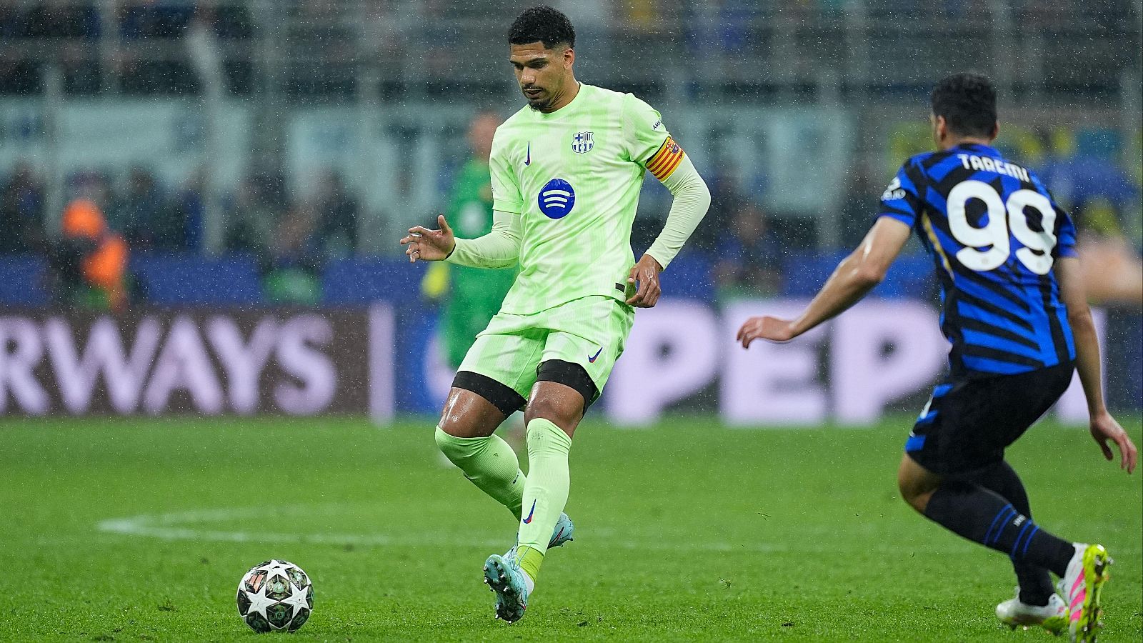 رونالد أراوخو قد يغادر برشلونة هذا الصيف