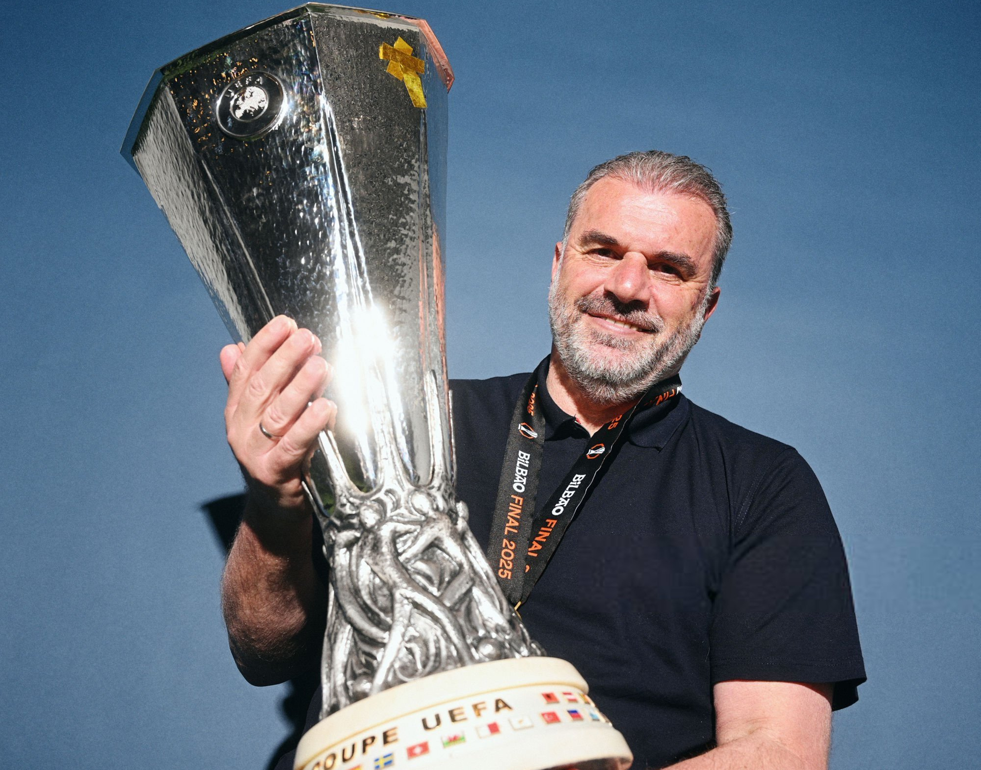 بوستيكوغلو مع كأس الدوري الأوروبي