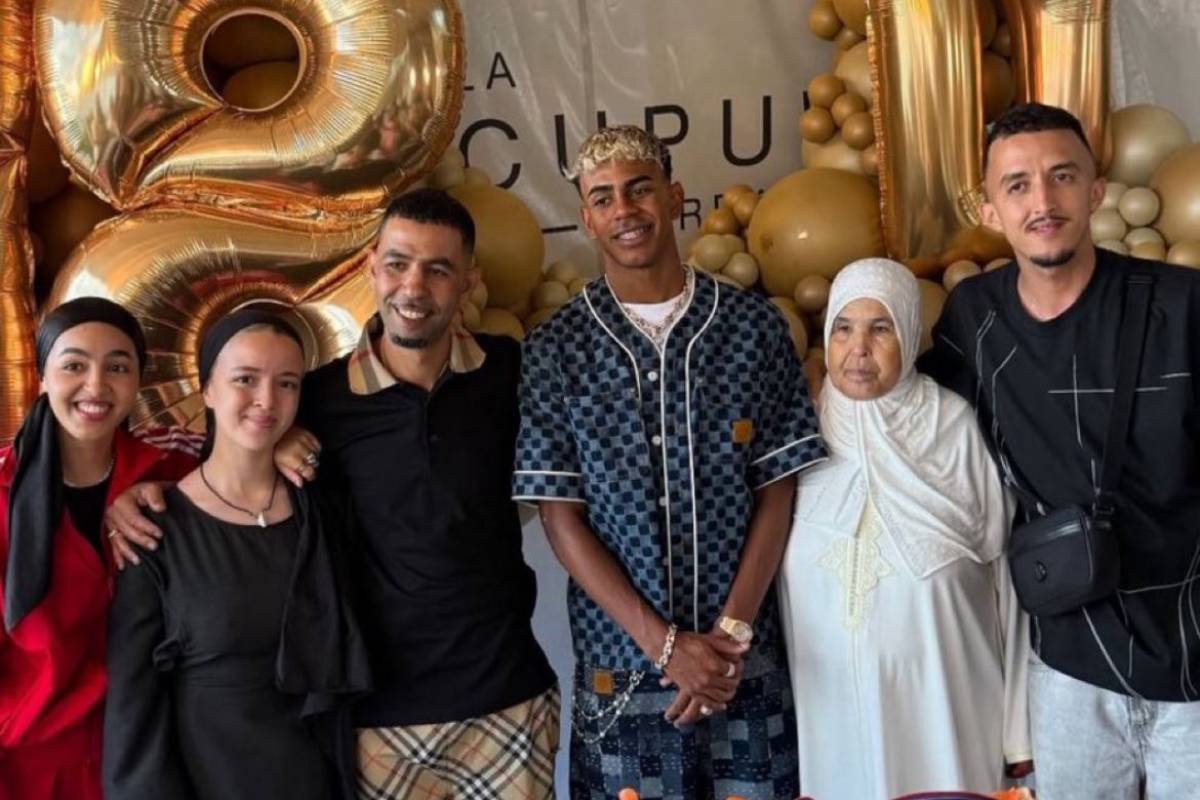 لامين يمال مع عائلته