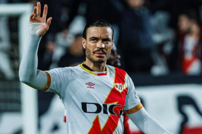 Raúl de Tomás se despide del Rayo: “La mano del adiós y la mano del perdón”