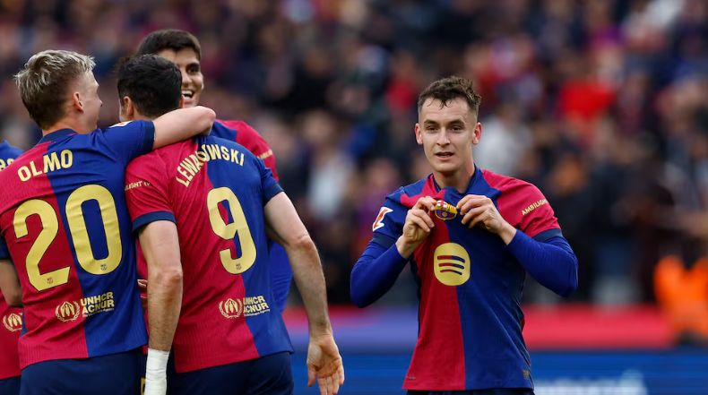 مارك كاسادو يحتفل مع برشلونة