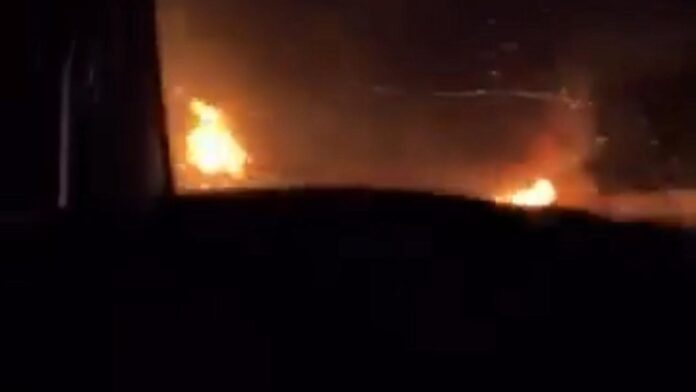 شاب يوثق احتراق سيارة دون أن يعلم بوجود جوتا وشقيقه داخلها.. فيديو