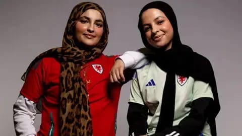 شقيقتان محجبتان تدخلان عالم التحكيم النسائي رسميًا