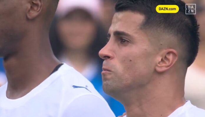 Ex-Barcelona star fails to hold back tears during minute of silence for Diogo Jota