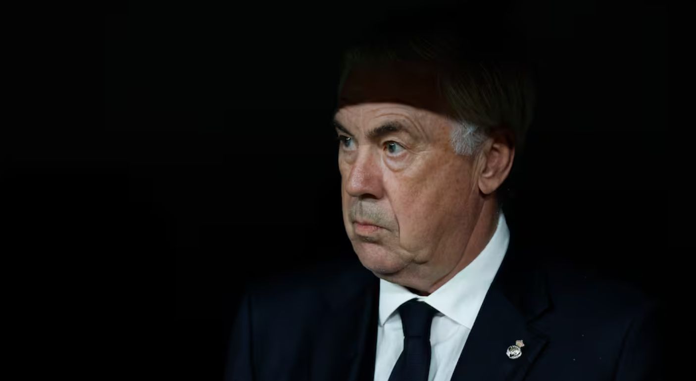 أنشيلوتي في الظل على مقعد ريال مدريد.