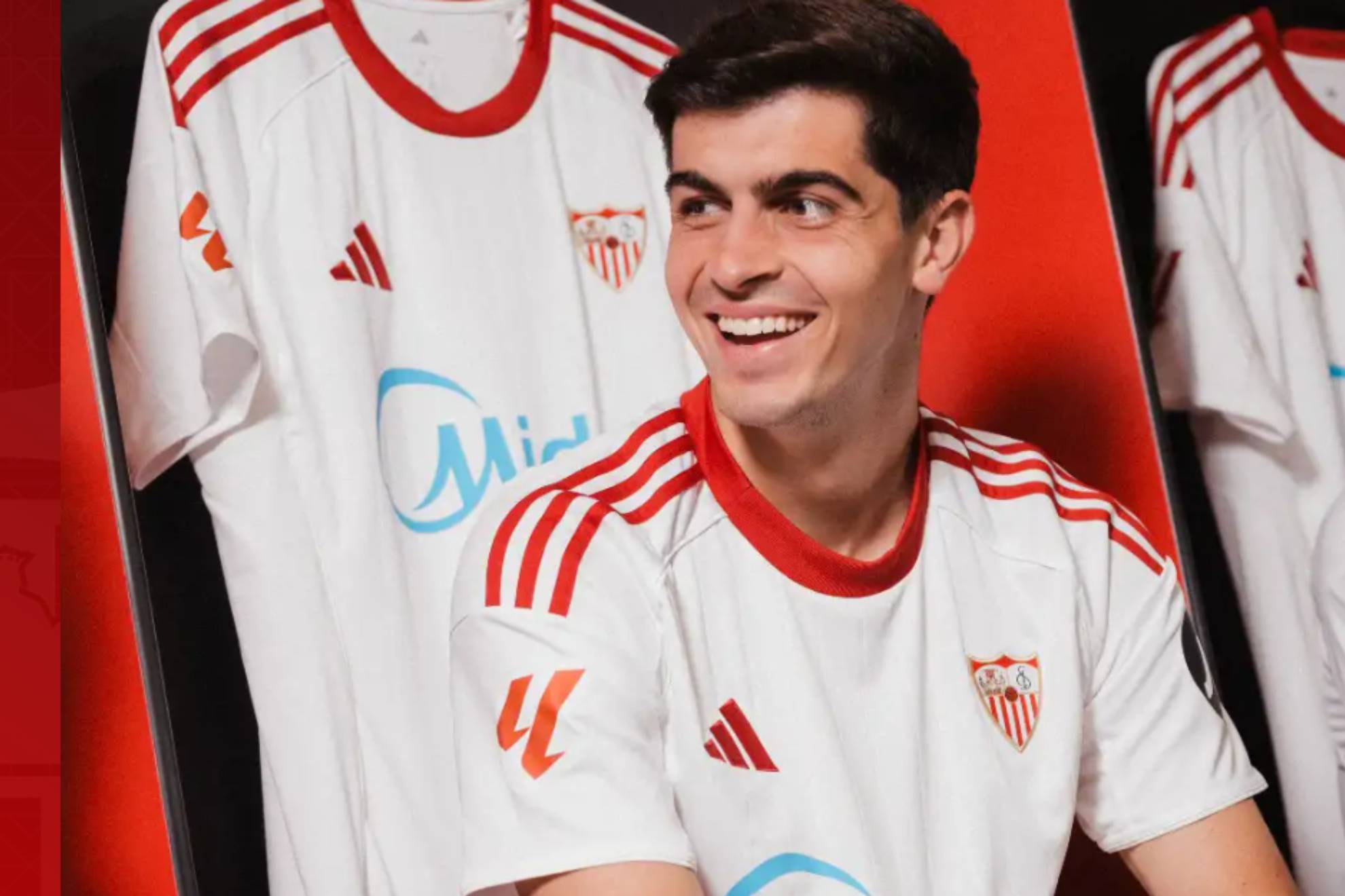 خوانلو يرتدي الزي الرسمي الأول