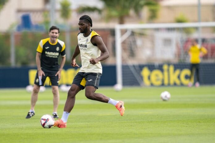 El corazón amarillo en un puño por Kambwala