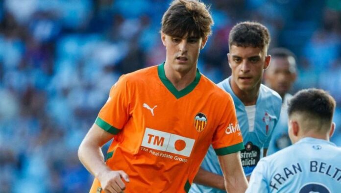 Manchester United suffer transfer blow as Valencia close in on contract renewal