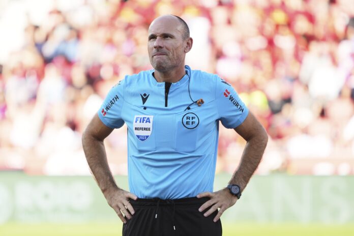 “Impossible” – Ex-referee sides with Barcelona over penalty incident
