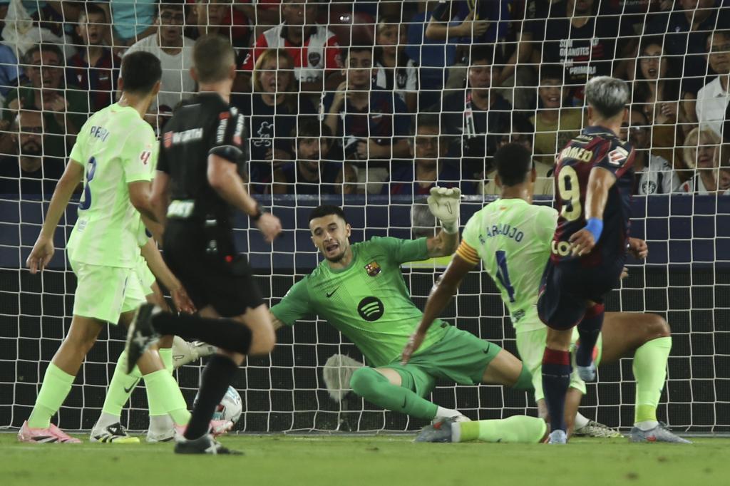 إيفان روميرو يسجل هدفًا خلال مباراة ليفانتي وبرشلونة في الدوري الإسباني