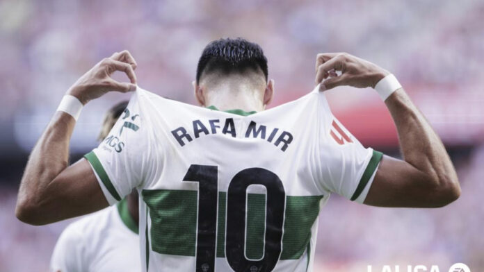 Rafa Mir y Adrià Pedrosa, sin ‘cláusula del miedo’ para la visita al Sevilla