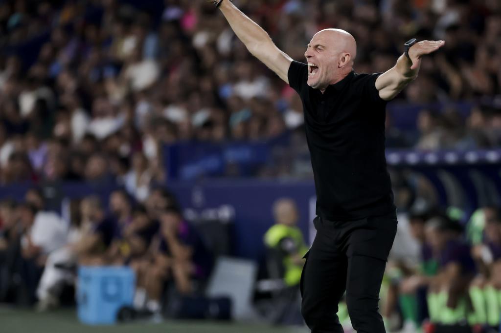 جوليان كالييرو خلال مباراة ضد برشلونة