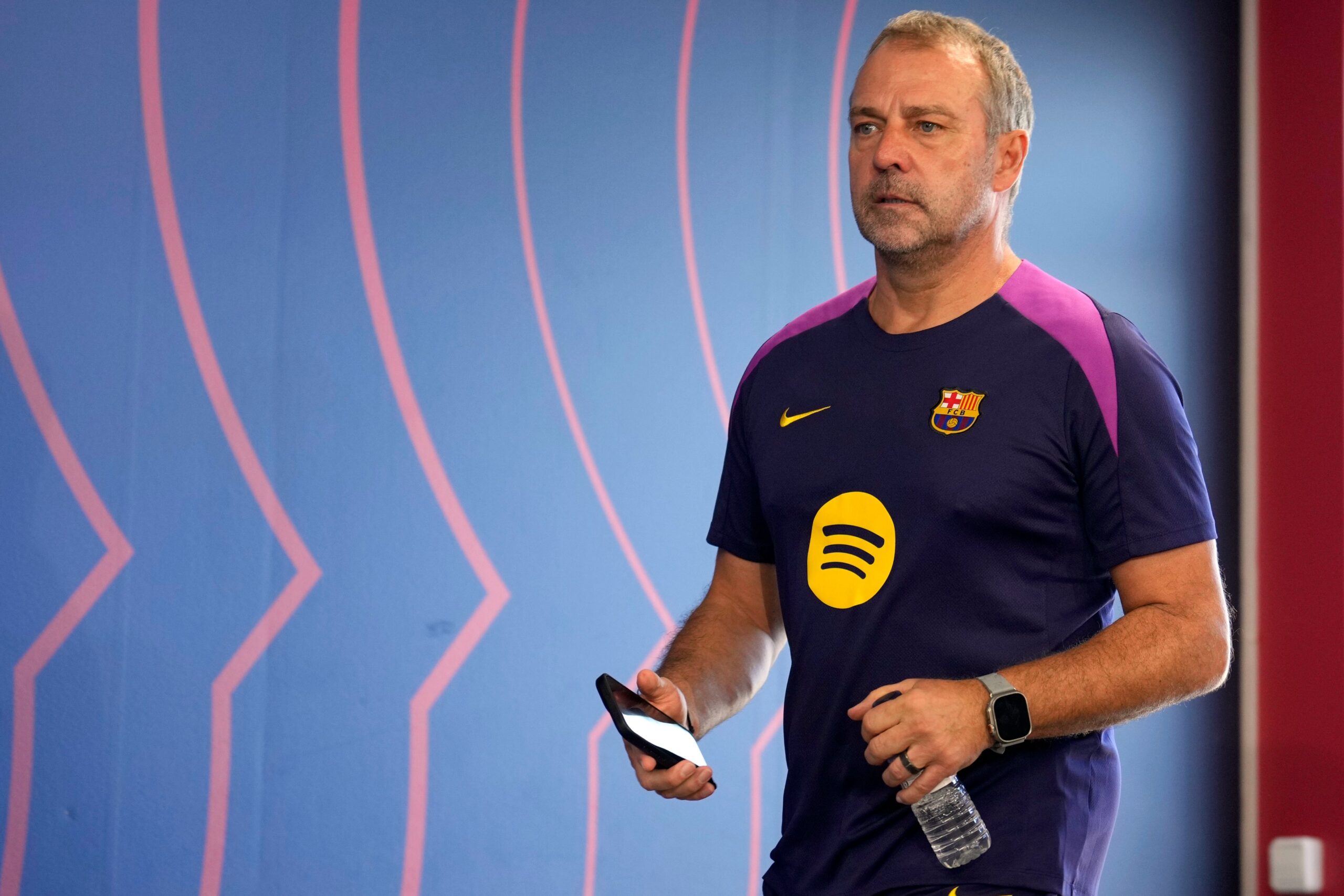 هانسي فليك مطالب بتحسين دفاع برشلونة.