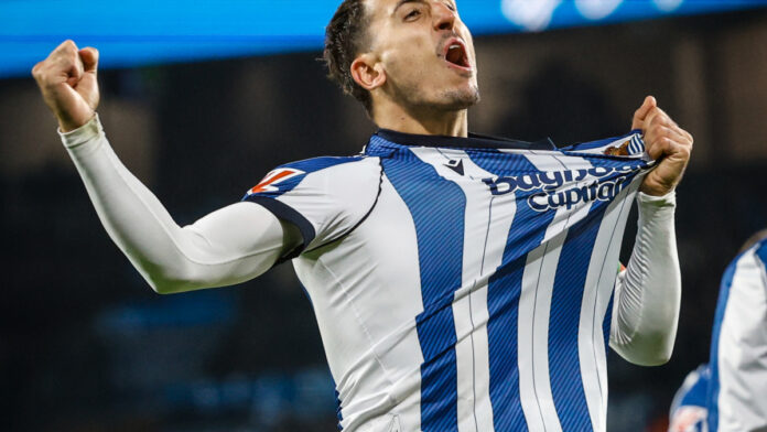 Oyarzabal se regaló un doblete por su 10º aniversario con la Real y en LaLiga