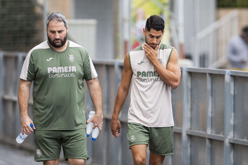 المهاجم أيوزي بيريز خلال تدريب فياريال قبل مواجهة يوفنتوس في دوري أبطال أوروبا.