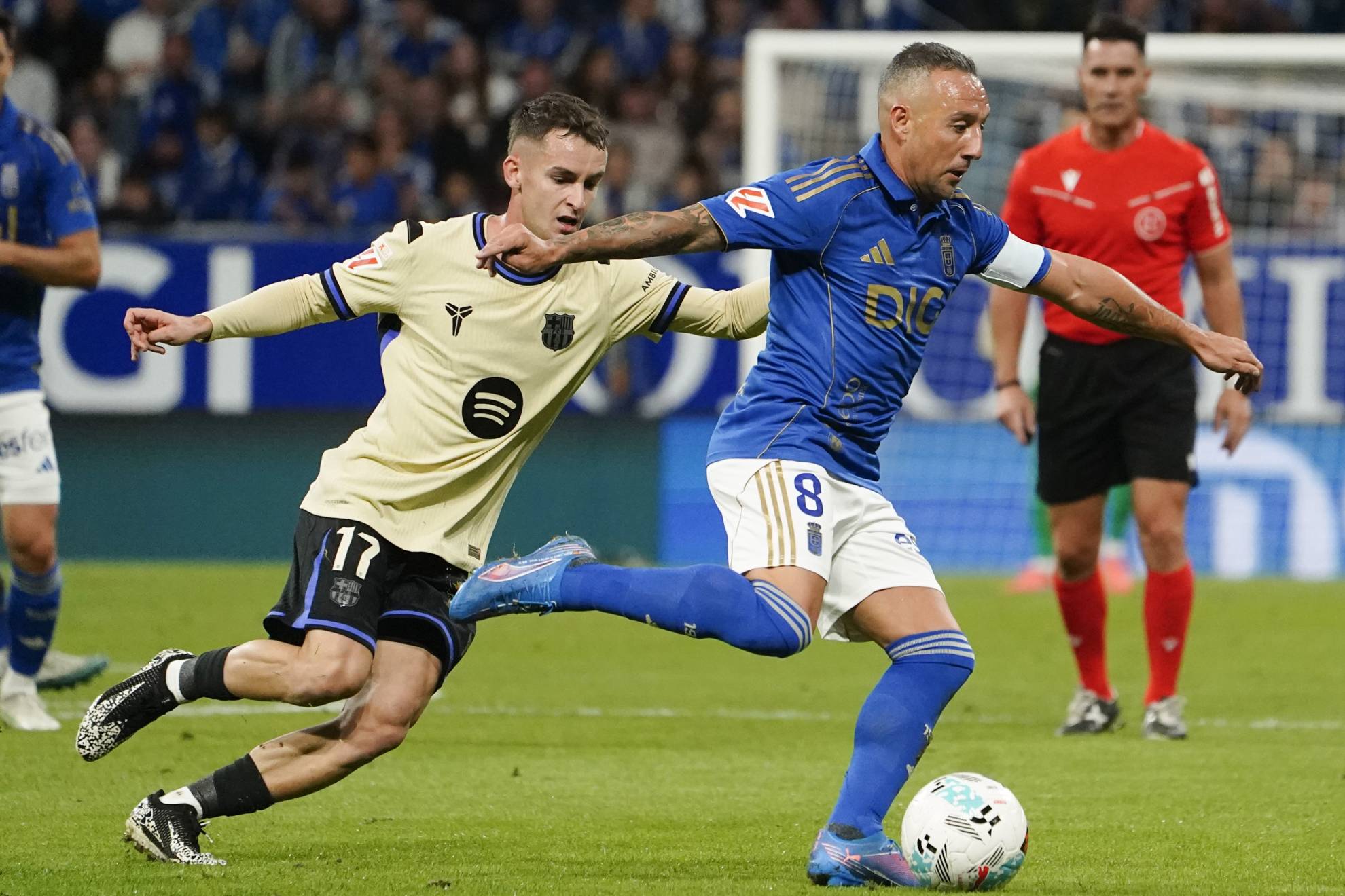 سانتي كازورلا يسيطر على الكرة في مباراة الدوري ضد برشلونة