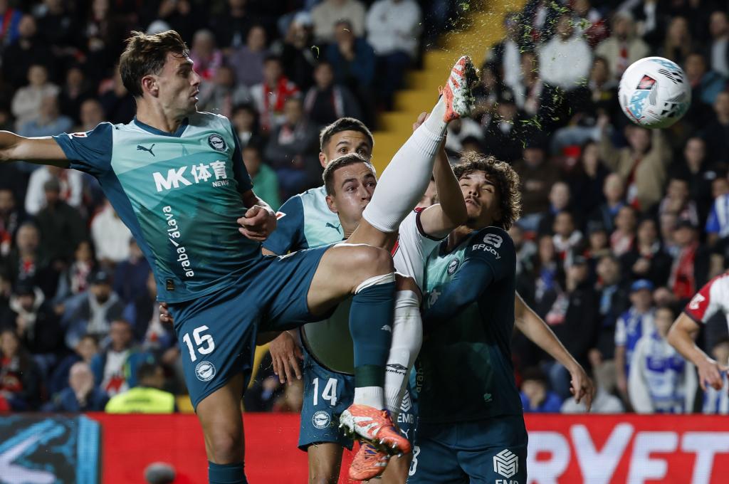 المهاجم لوكاس بوي من ألافيس والمهاجم خورخي دي فروتوس من رايو فاليكانو