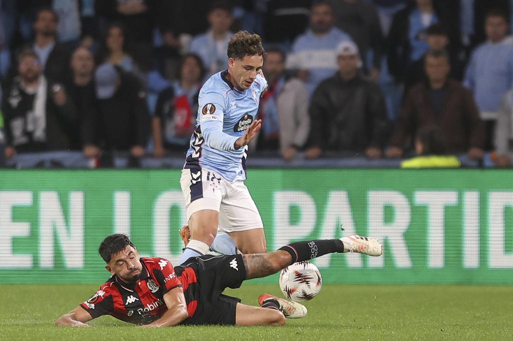 المهاجم بابلو دوران يهرب من ساليس عبد الصمد خلال مباراة في الدوري الأوروبي