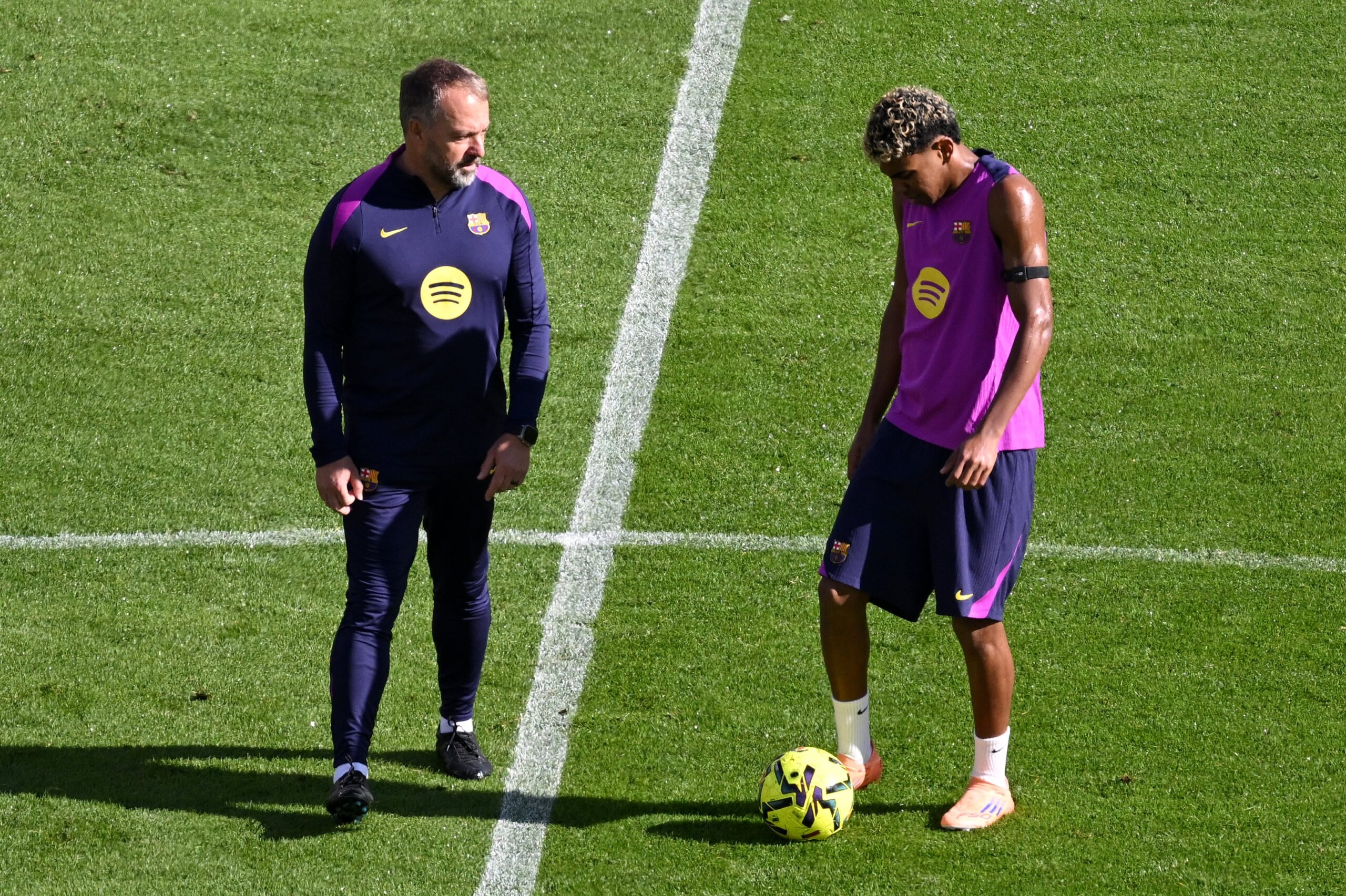 هانسي فليك مع لامين يمال خلال التدريب