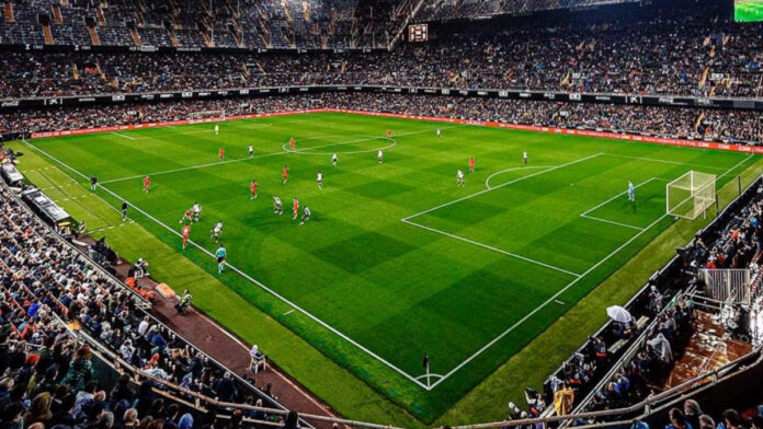 El Valencia expulsa de Mestalla al ‘racista del sector 5’ que no estará en el derbi