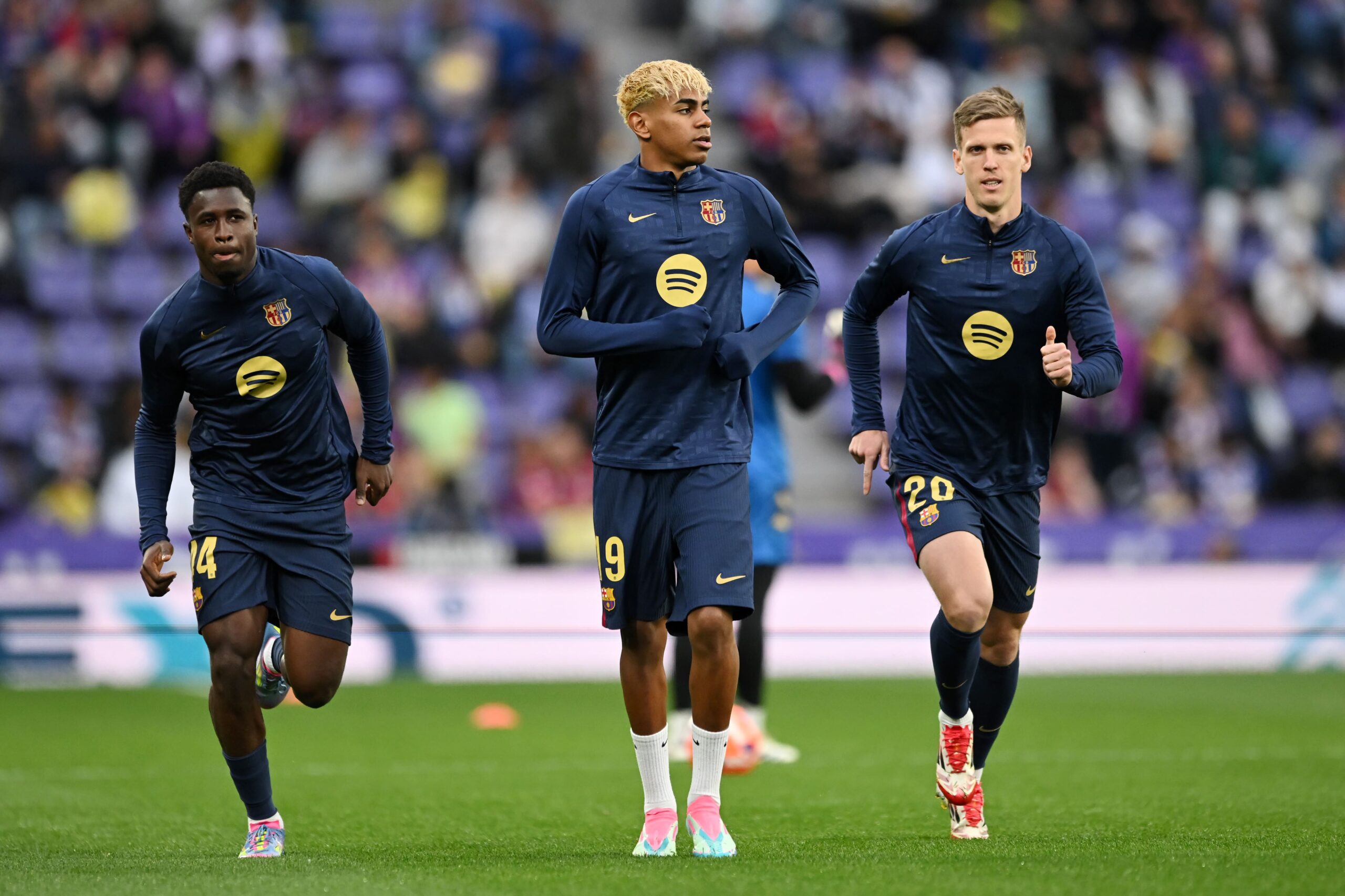 لامين يمال أثناء الإحماء.