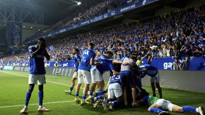 Del cielo al barro: los héroes del ascenso del Oviedo no remontan
