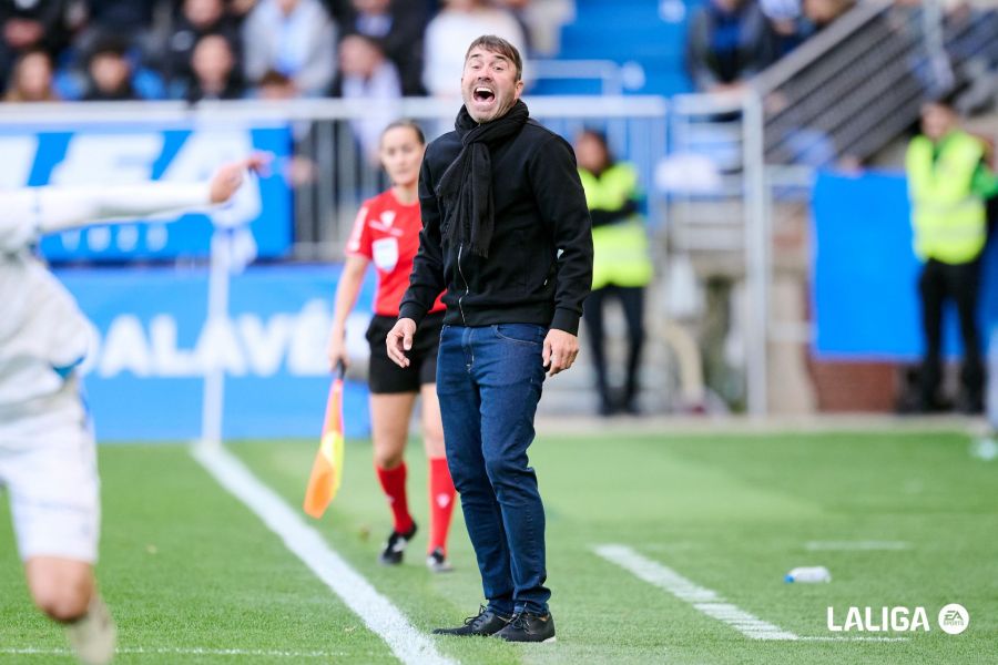 كوديت على خط التماس خلال المباراة