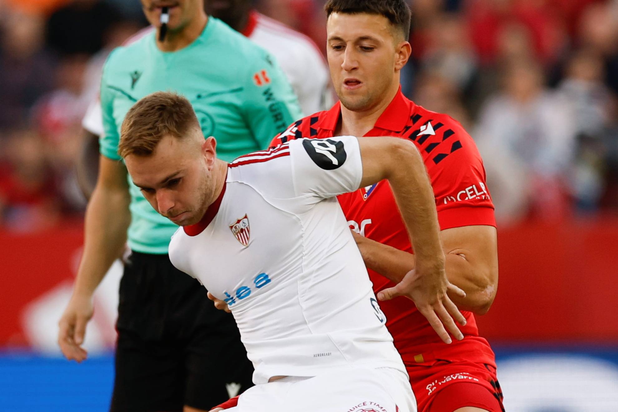 بيكي يحمي الكرة