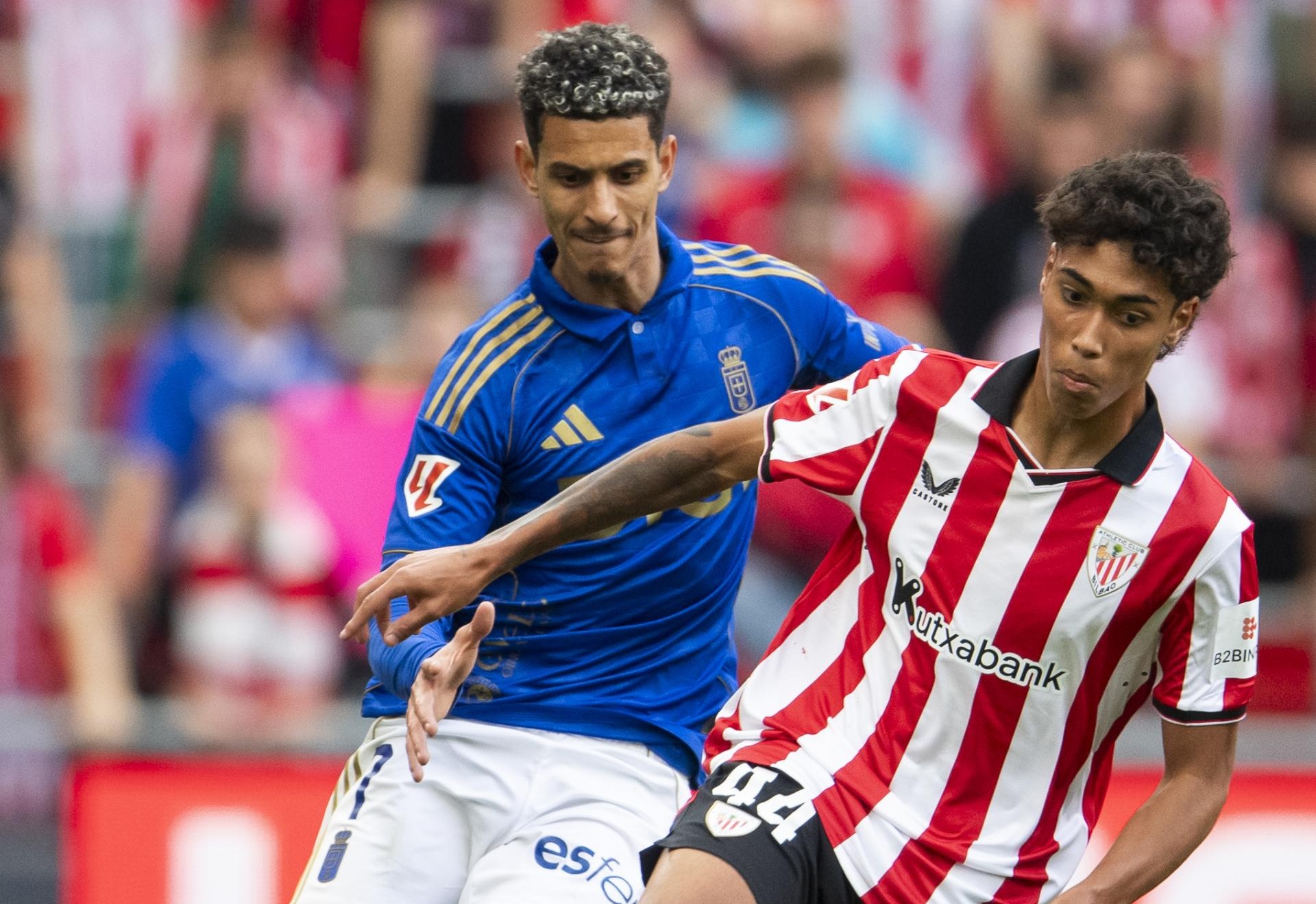 سيلتون مطارد من إلياس في مباراة أثلتيك ضد أوفييدو