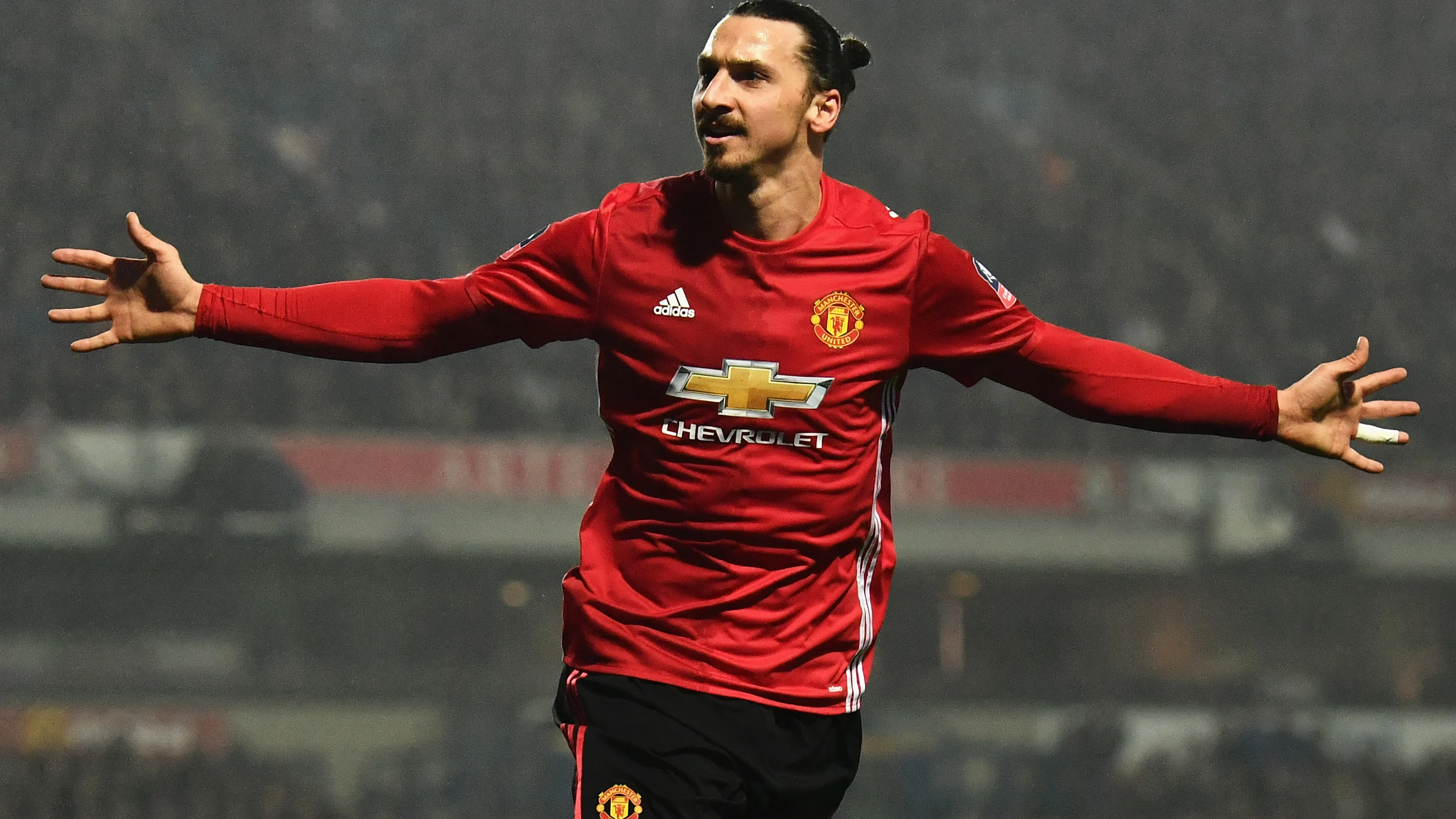 إبراهيموفيتش يحتفل بهدف مع مانشستر يونايتد