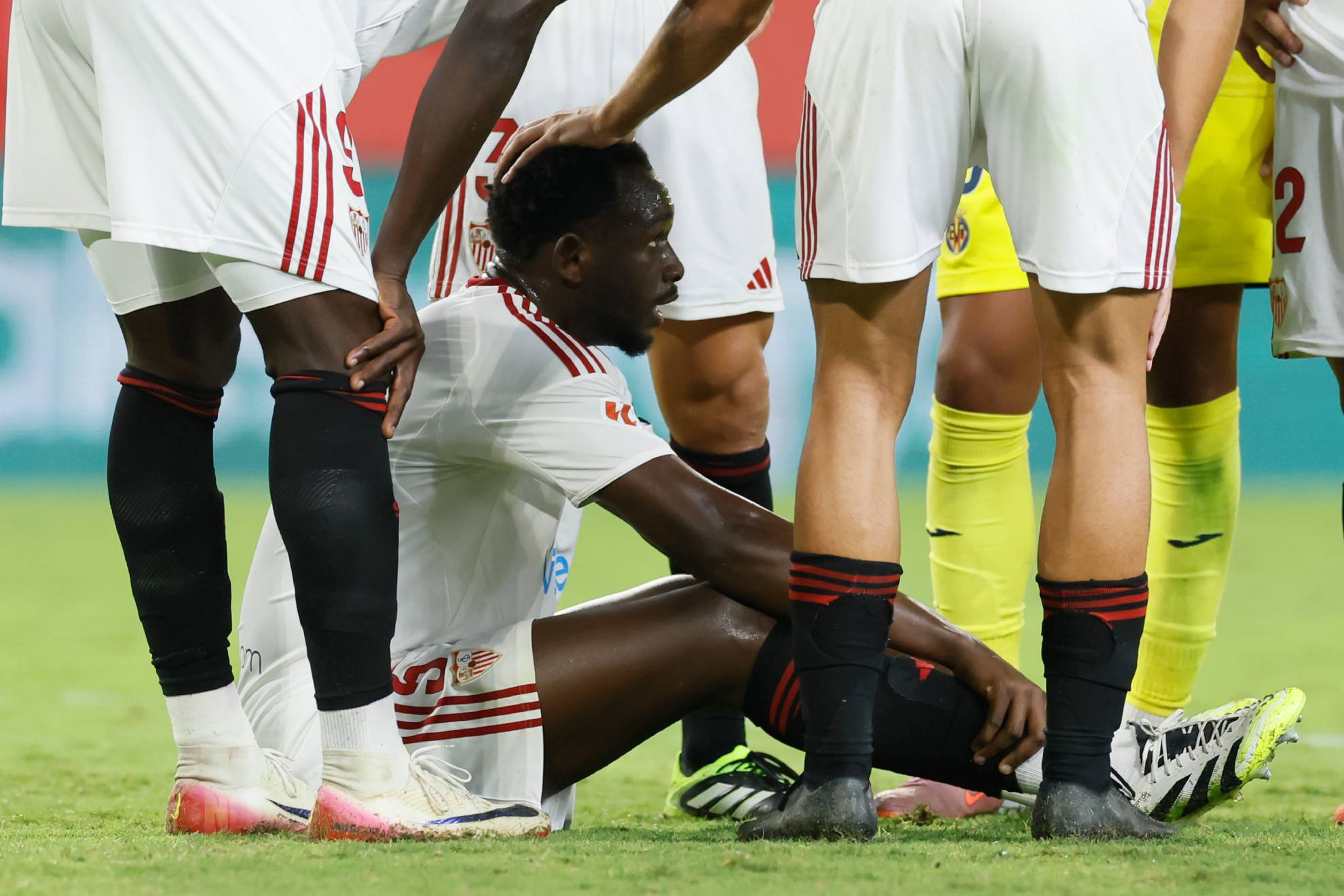 نيانزو يتألم على أرض ملعب سانشيز بيزخوان