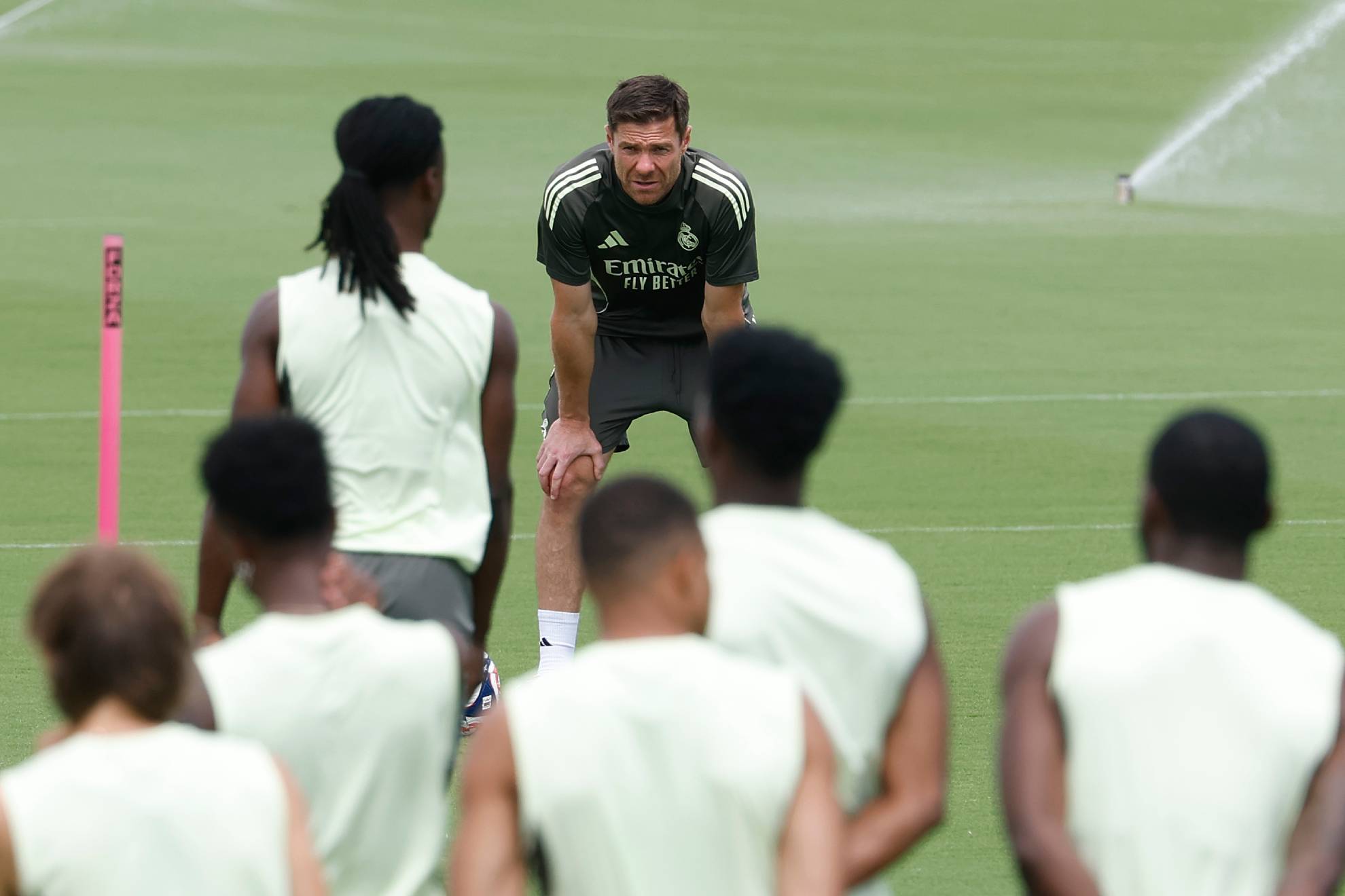 تشابي ألونسو خلال حديثه مع لاعبي ريال مدريد في كأس العالم للأندية