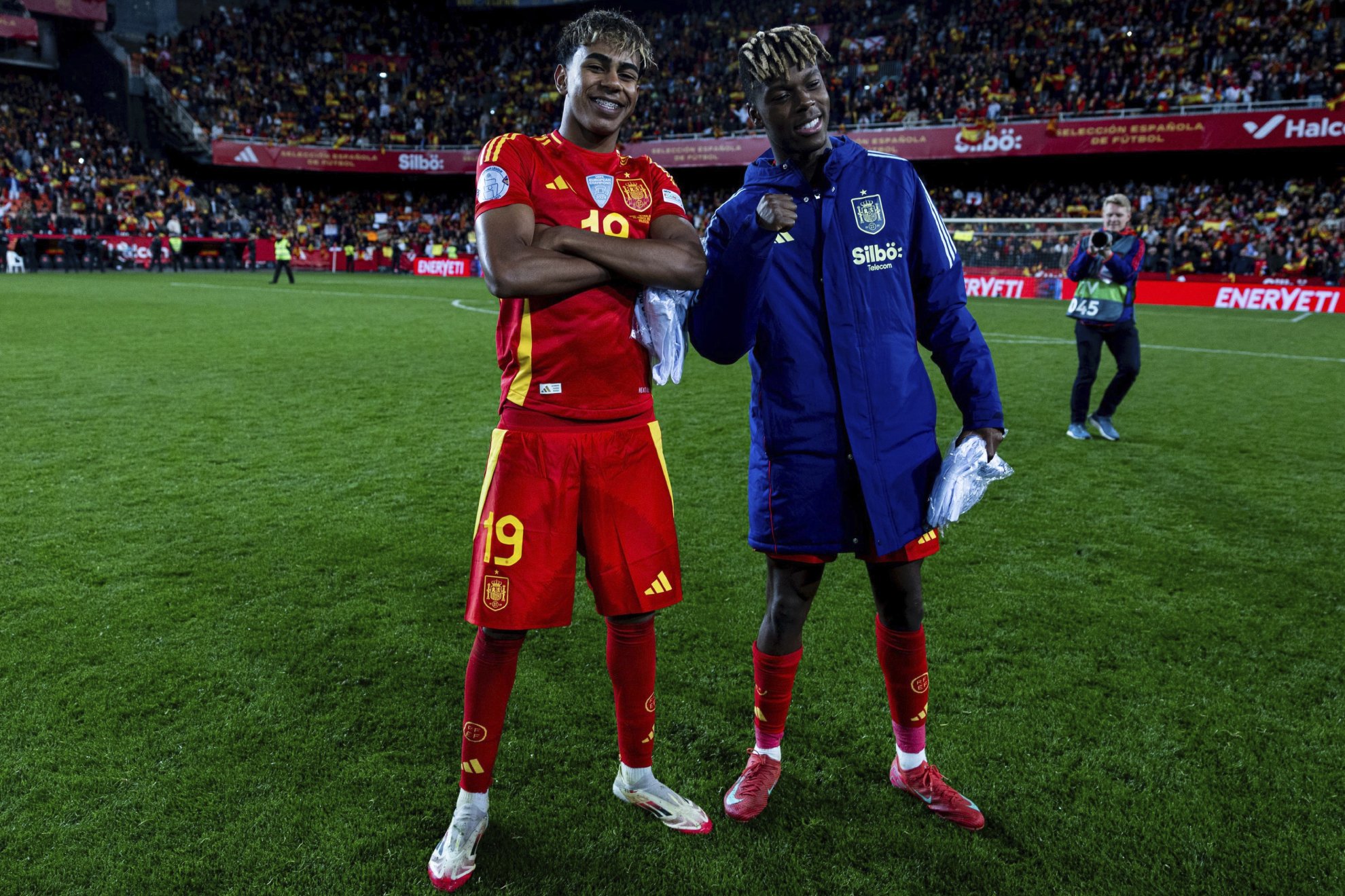 لامين يمال ونيكو في مباراة مع المنتخب