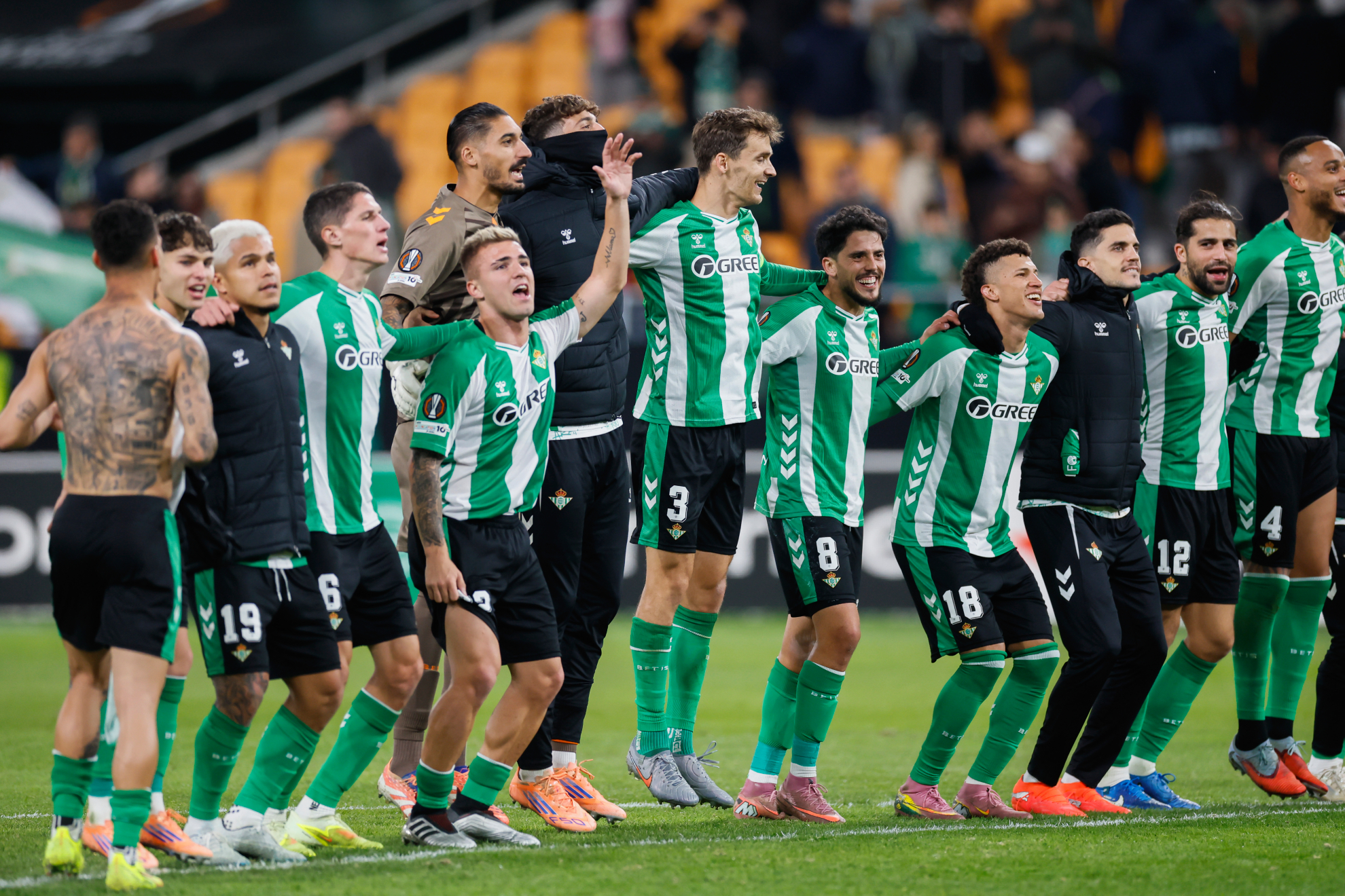 لاعبو بيتيس يحتفلون بعد الفوز على أوتريخت