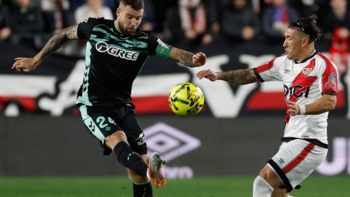 Aitor Ruibal responde con un “vale, homófobo” a un aficionado que le increpaba en Vallecas