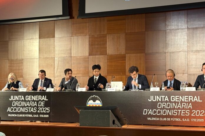 Abucheos a Kiat Lim en la junta del Valencia: “Podéis gritar, insultar a mi familia, pero eso no va a funcionar”