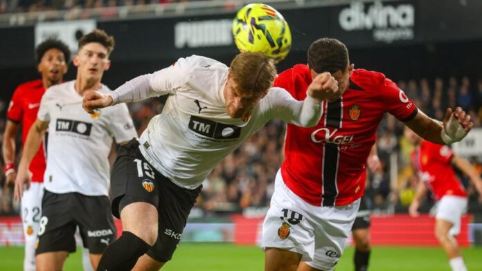 Valencia and Mallorca grit teeth before winter break short on gifts