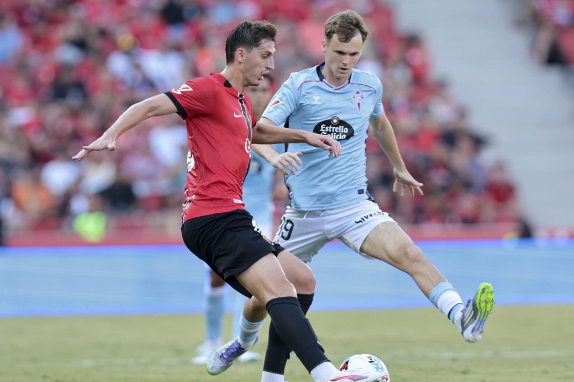 كومبولا يتنافس على الكرة