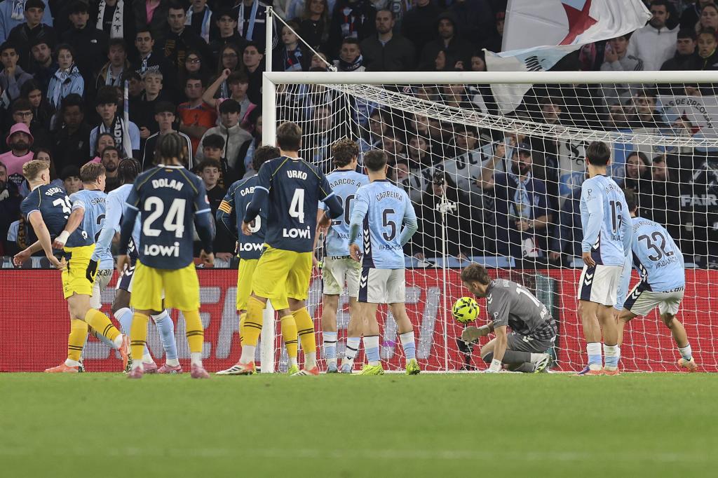 لقطة من المباراة بين الإسبانيول وسيلتا فيغو