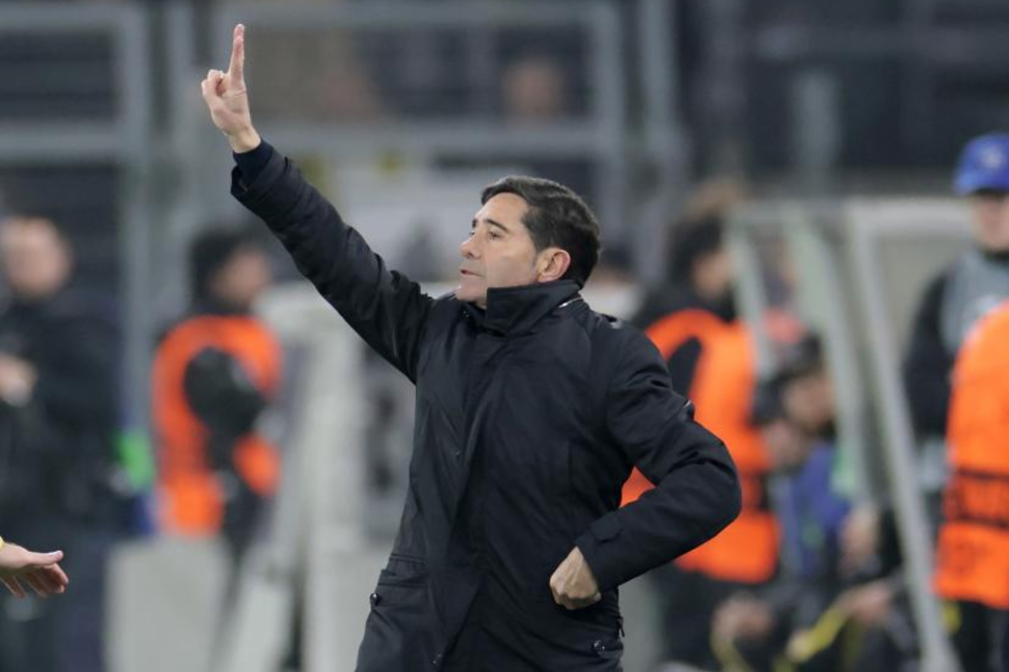 مارسيلينو يعطي تعليمات خلال مباراة فياريال