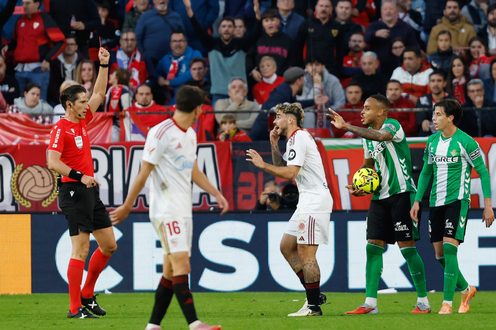 مونويرا مونتيرو يطرد إيزاك في الديربي