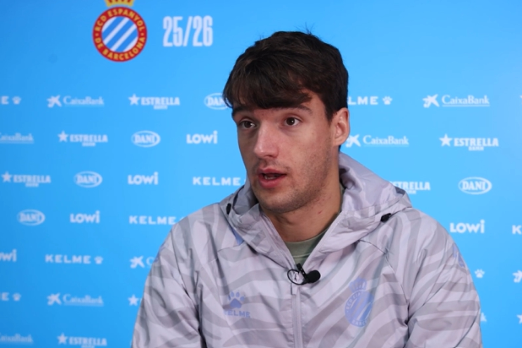 إيركو غونزاليس خلال حديثه مع وسائل الإعلام