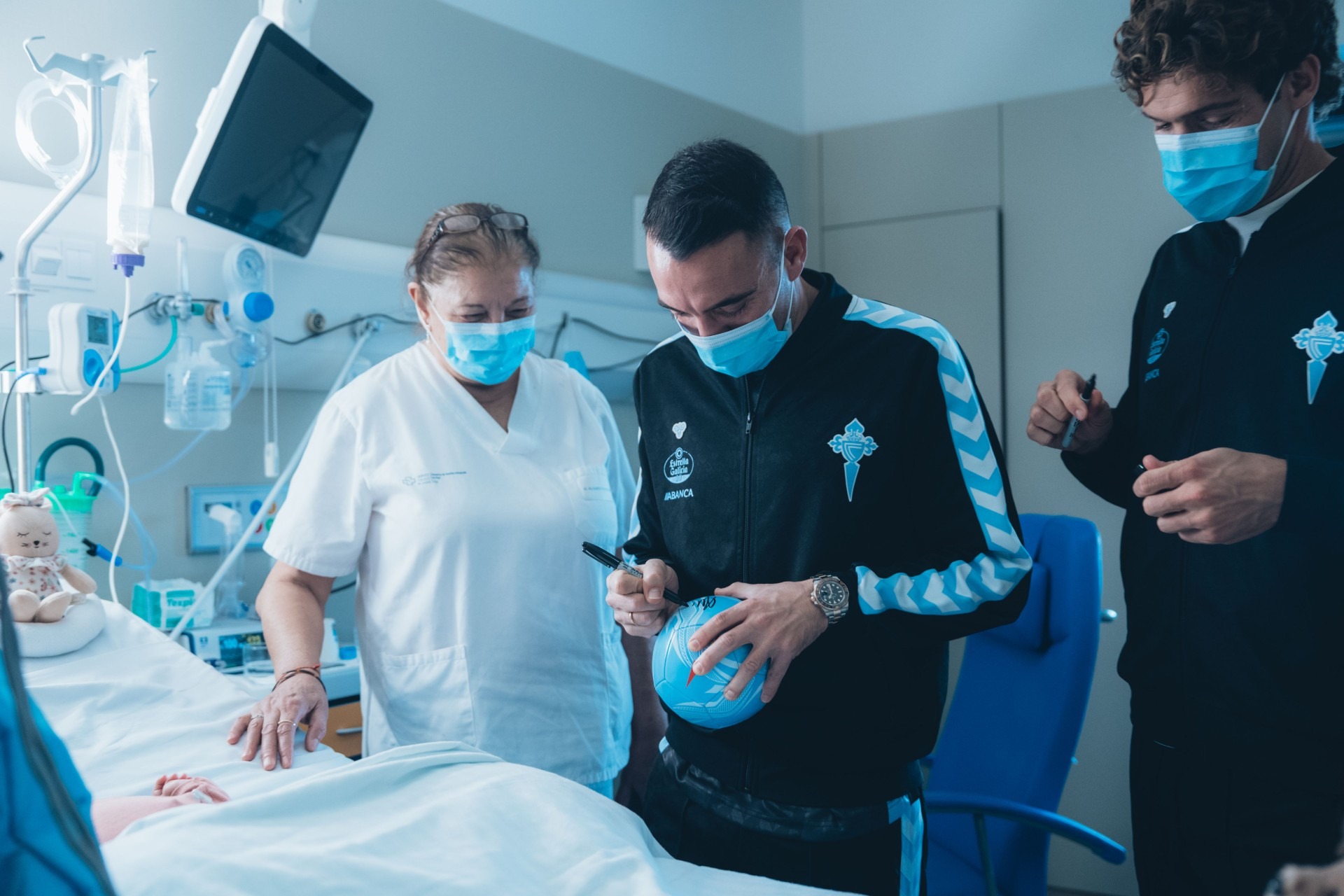 زيارة فريق سيلتا فيغو لقسم الأطفال بمستشفى ألفارو كونكيرو