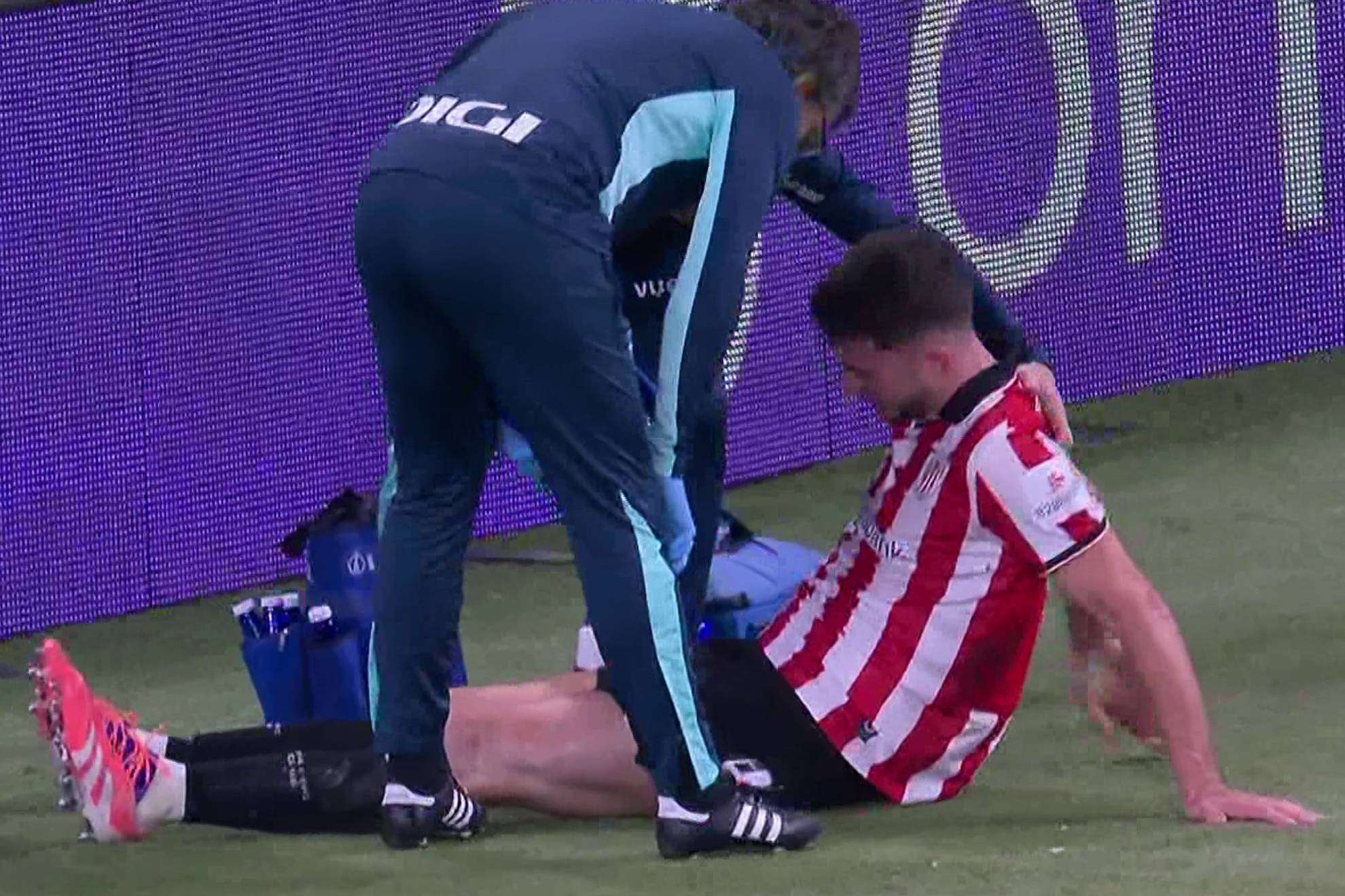 لابورت يتلقى العلاج على جانب الملعب بعد الإصابة
