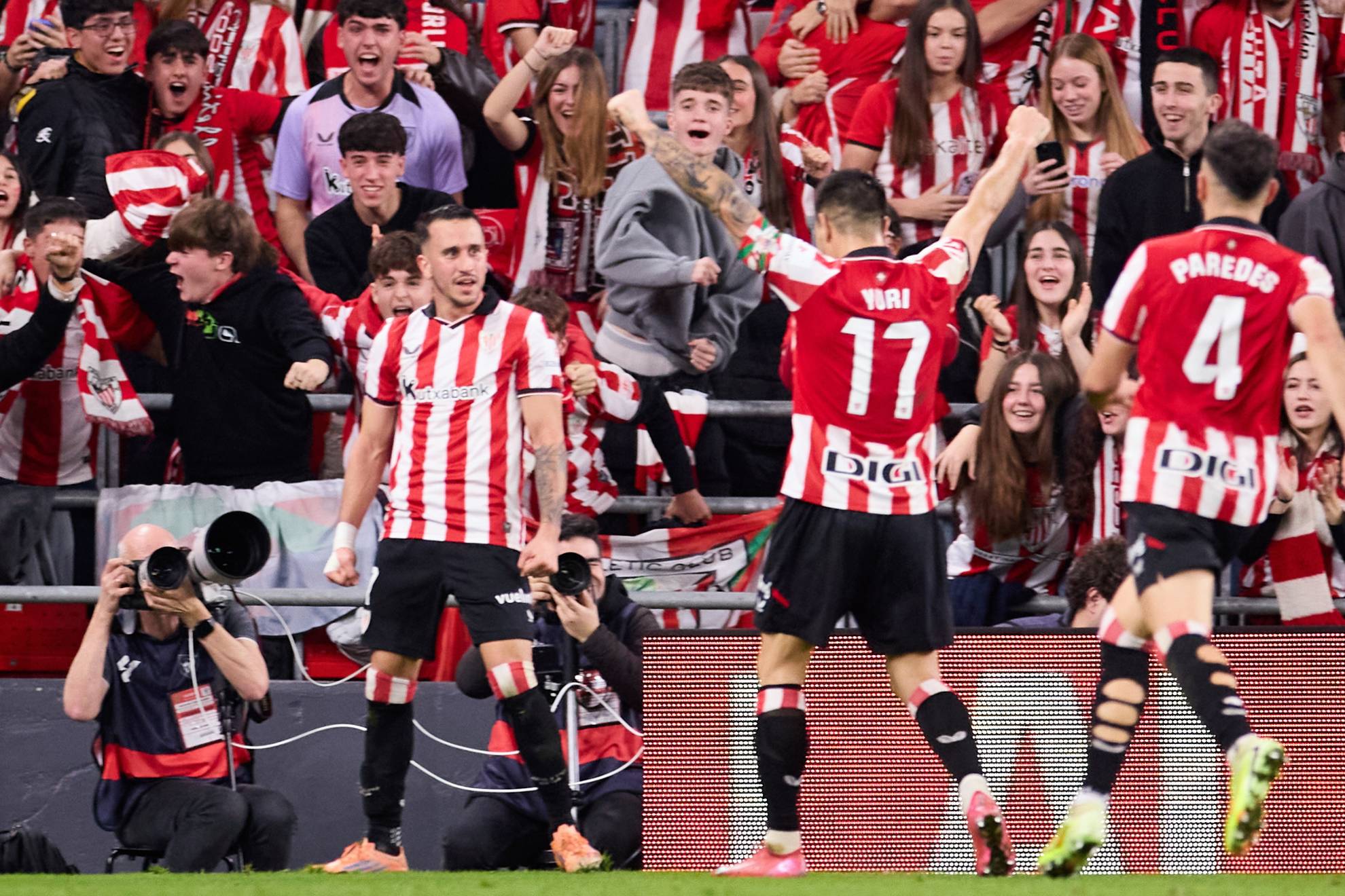 برينغير ينتظر تهنئة زملائه بعد تسجيل الهدف