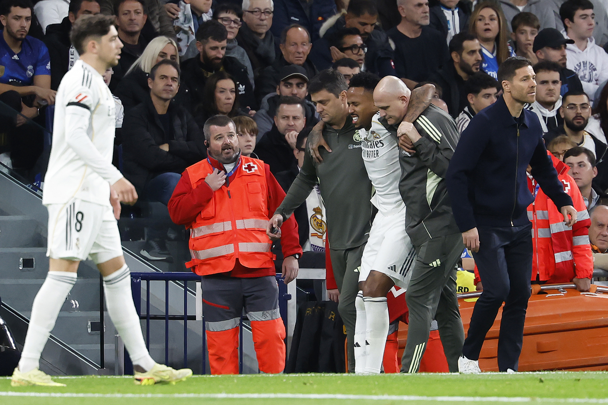 تشابي ألونسو يعطي تعليمات في مباراة ريال مدريد وسيلتا بعد إصابة ميليتاو