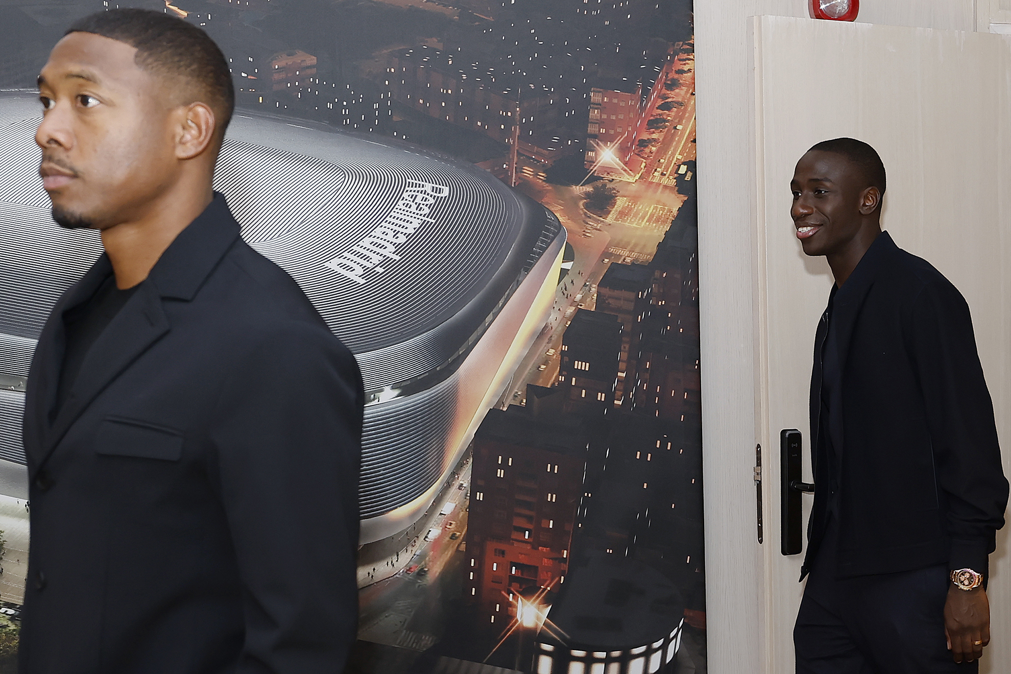 ألابا ومندي أثناء تسليم الحذاء الذهبي لزميلهم مبابي